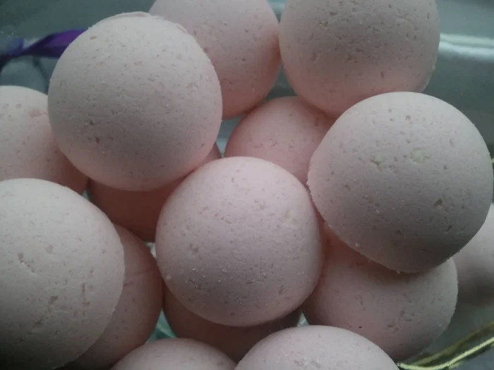 14 Luxurious Bath Bombs in Amazing Grace Fragrance - Perfect for Dry Skin - Image 1
