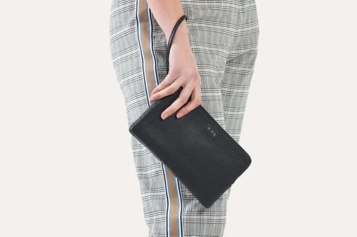 Stylish and Functional Large Wristlet - Perfect for Every Occasion - Image 1